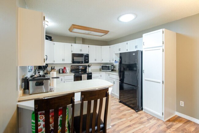 Photo - 4014-4041 41 Ave
