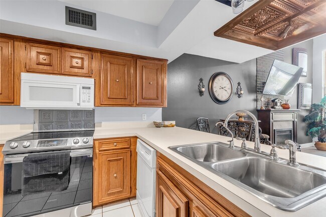 Building Photo - 3905 Sunrise Dr Unit 17