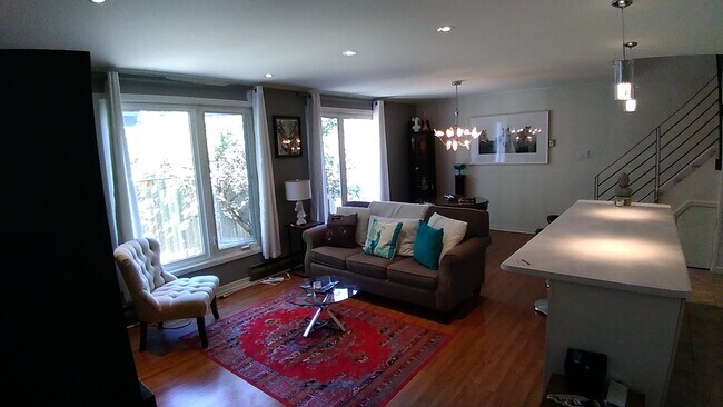 Photo - 2064-2064 Queen St E Unit 4