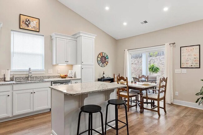 Photo - 324 Kelby St