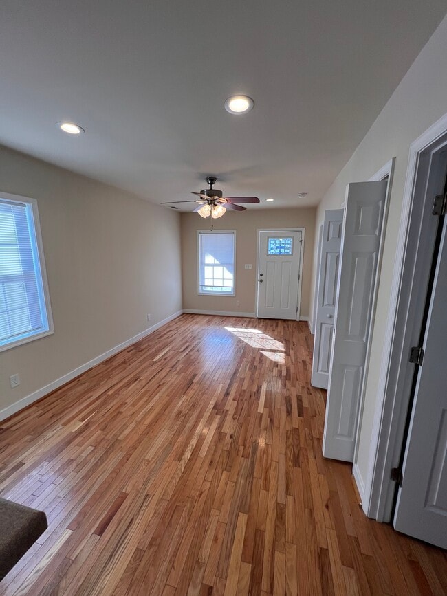 Building Photo - 3200 Rosewood Ave