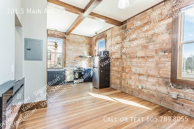 Building Photo - 101 S Main Ave Unit 1