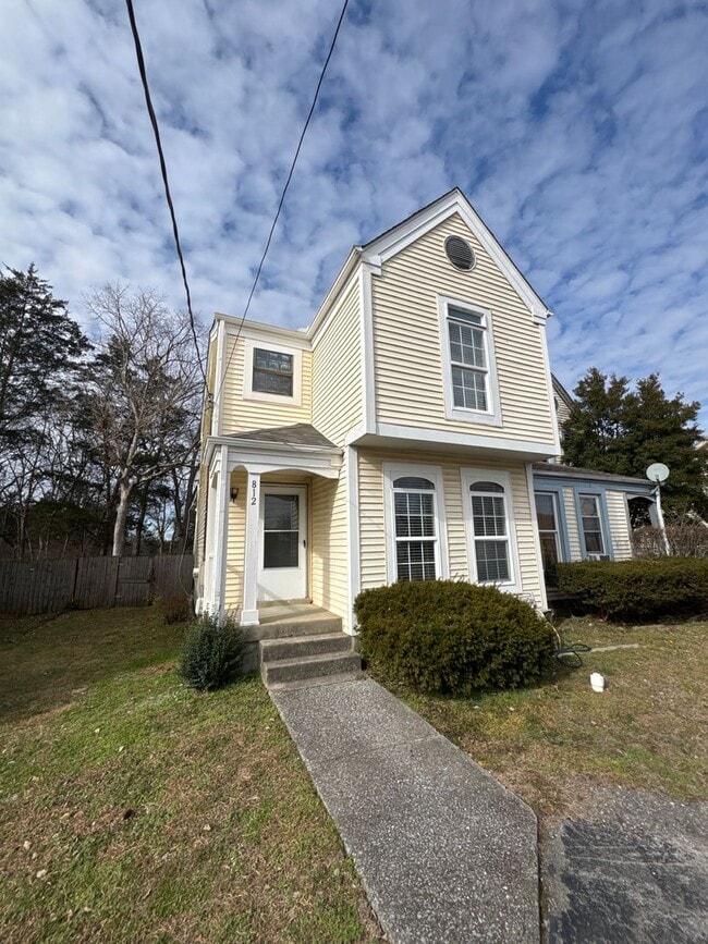 Building Photo - Updated 3BR Home Near Percy Priest & Airport – Fenced Yard & Easy Commute