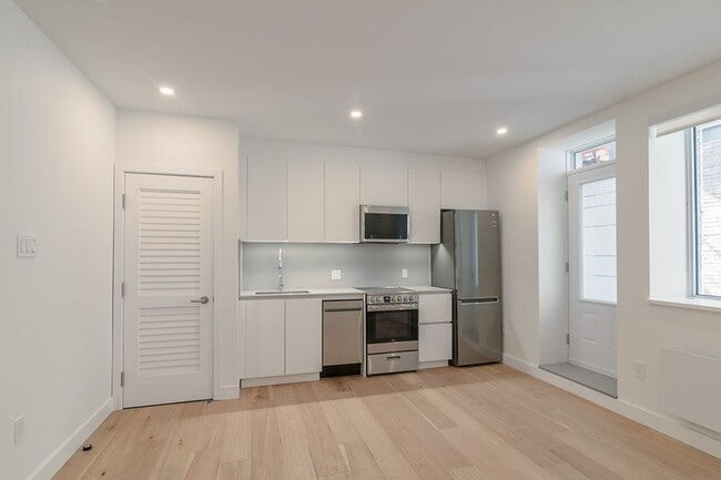 Building Photo - 4880 Queen Mary Road Unit 004B