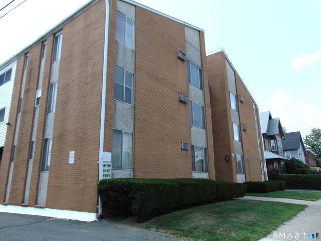 Building Photo - 87 Meadow St