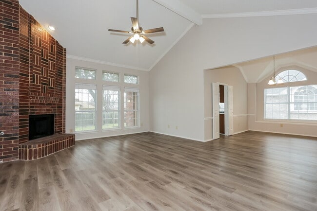 Photo - 712 Stain Glass Dr