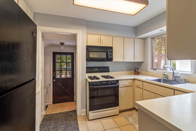 Photo - 745 Greenview Pl