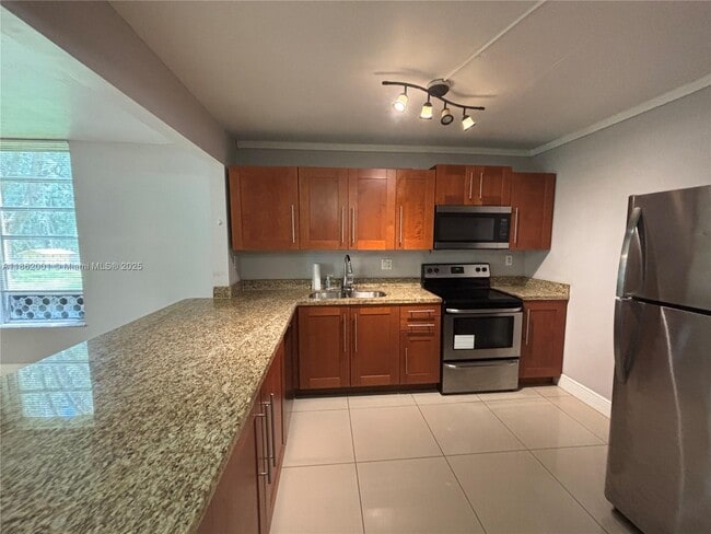 Building Photo - 400 Commodore Dr Unit 107 Rental