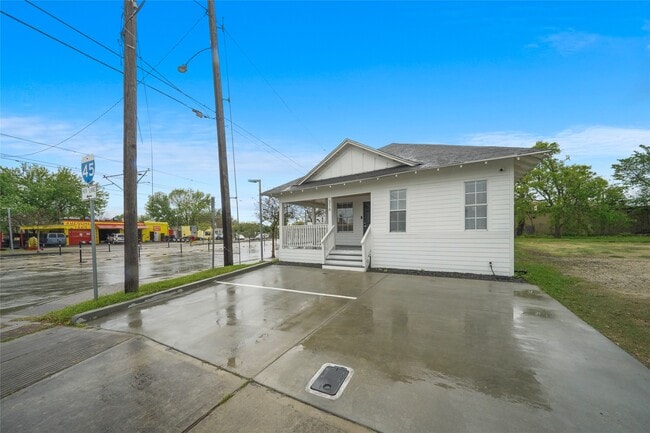 Building Photo - 316 Burr St