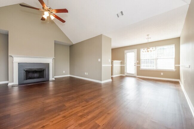 Photo - 2025 Registry Dr