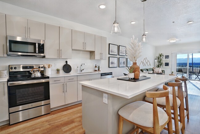 Building Photo - Skyline Peaks