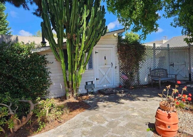 Photo - 770 Grove Way