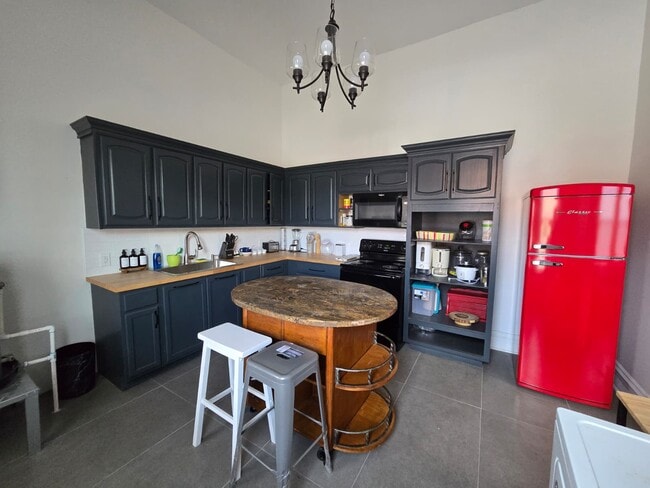 Building Photo - Highland Oasis Gardens Unit A