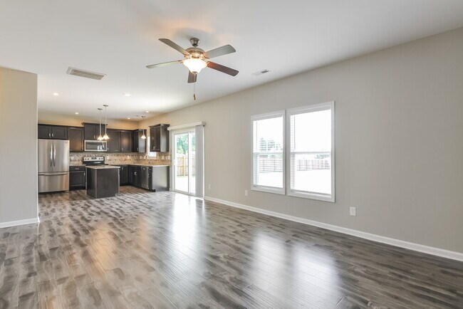 Photo - 930 Sandyhill Rd