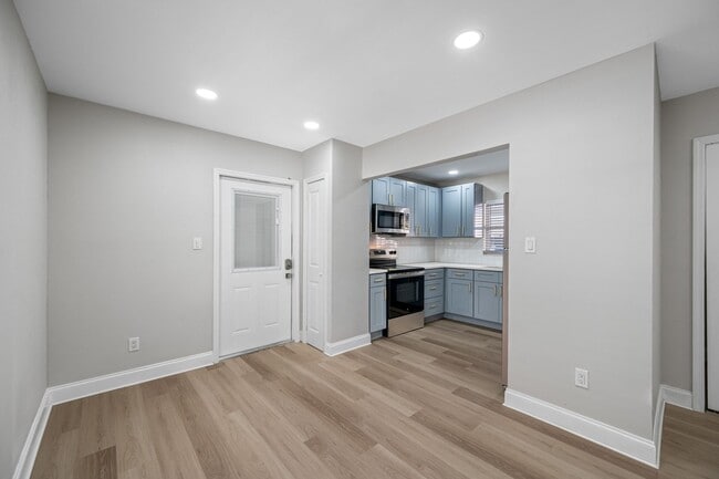 140 E Davis Blvd