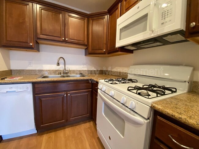 Building Photo - 3270 Del Monte Blvd Unit 93