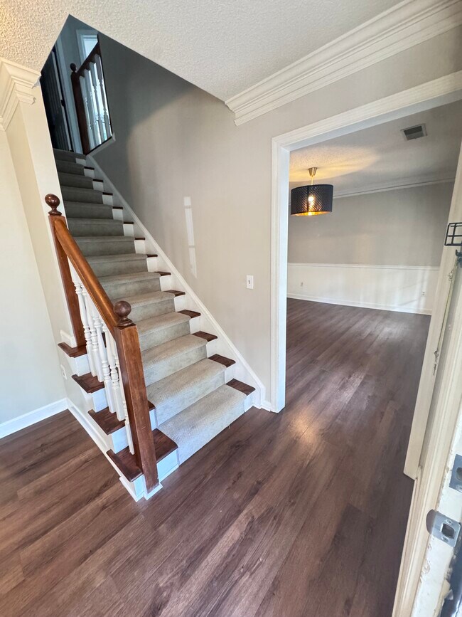 Photo - 1884 Dovonshire Rd S W