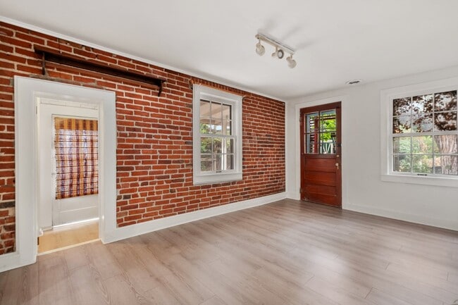 Building Photo - Charming bungalow for rent!