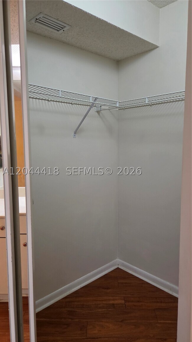 Building Photo - 2234 SE 27th Dr Unit 206-C