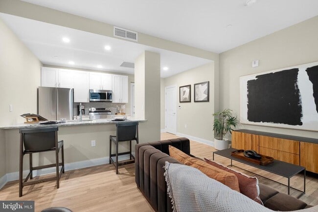 Building Photo - 1420-22 Chestnut St Unit 302 Rental