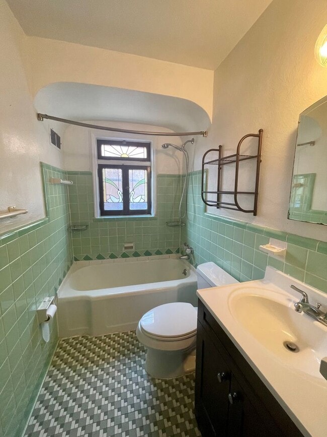 Photo - 6656 Devonshire Ave Unit 6656-2F Devonshire