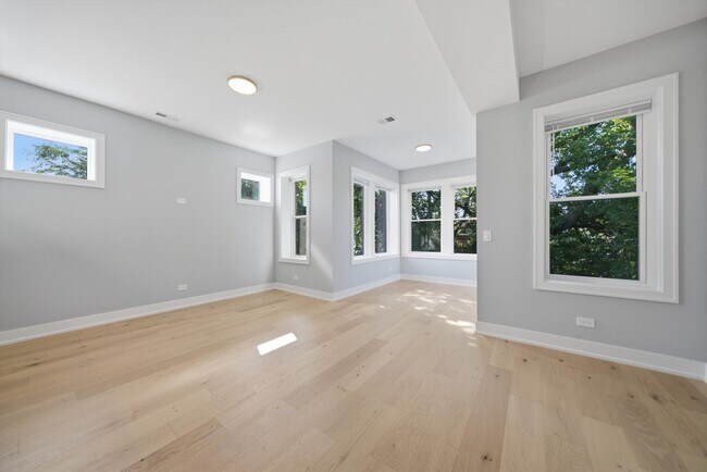Photo - 2442 W Wilson Ave Unit 3