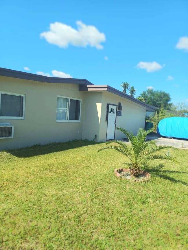 Building Photo - 4216 SW 51st St Unit Lofty Airy home retreat