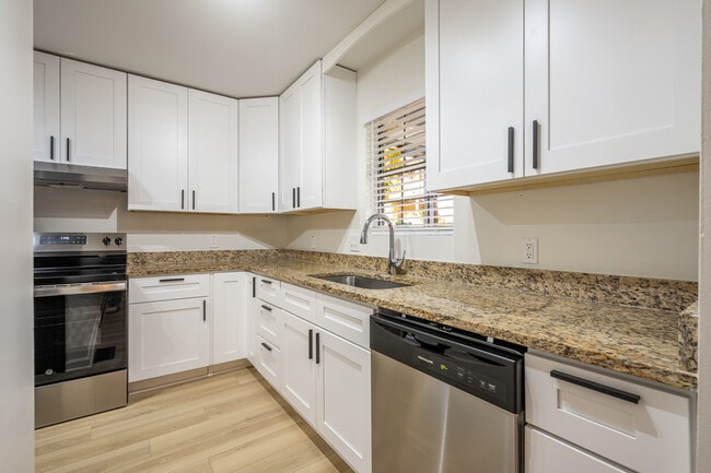 Photo - 1545 Springwood Dr SE