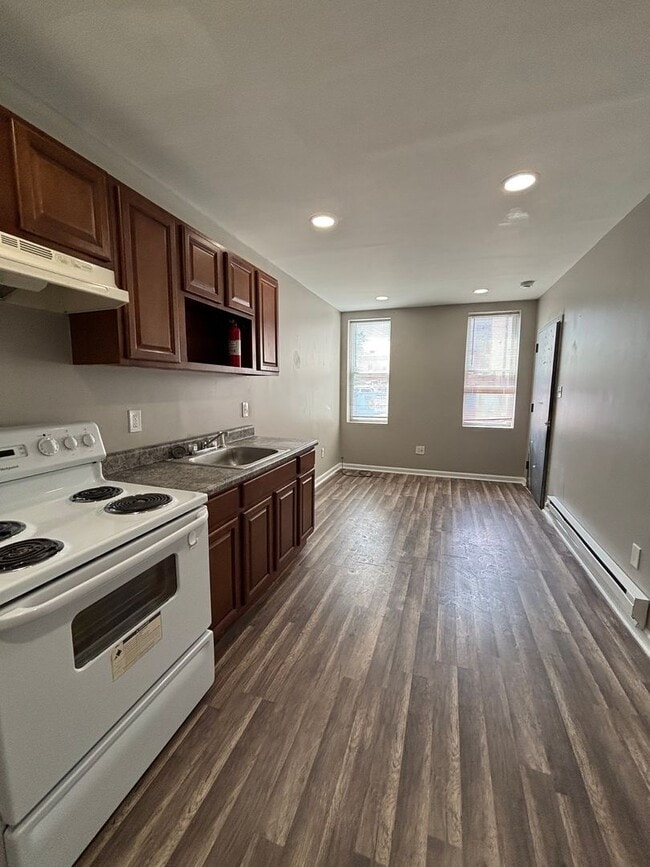 Building Photo - 24 E Silver St Unit 1st Floor Rental