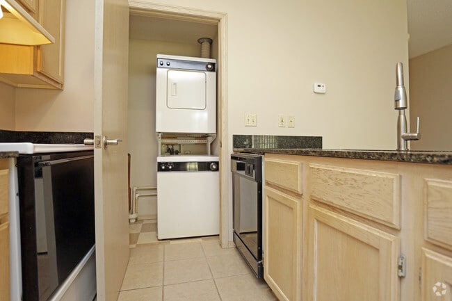 1BR, 1BA - 600 SF