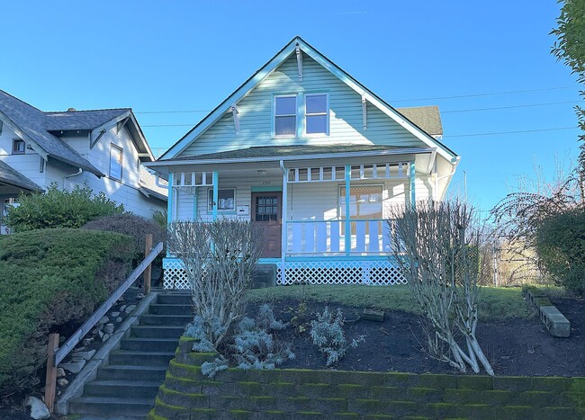 Loads 0f charm craftsman in Tacoma! - Loads 0f charm craftsman in Tacoma! House