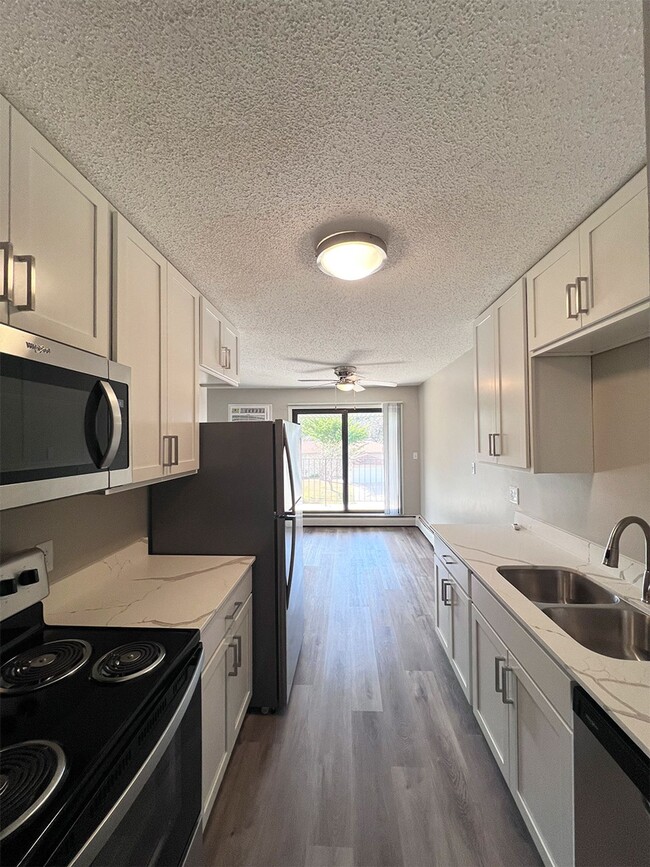 Building Photo - The Oaks of Lakeville Rental