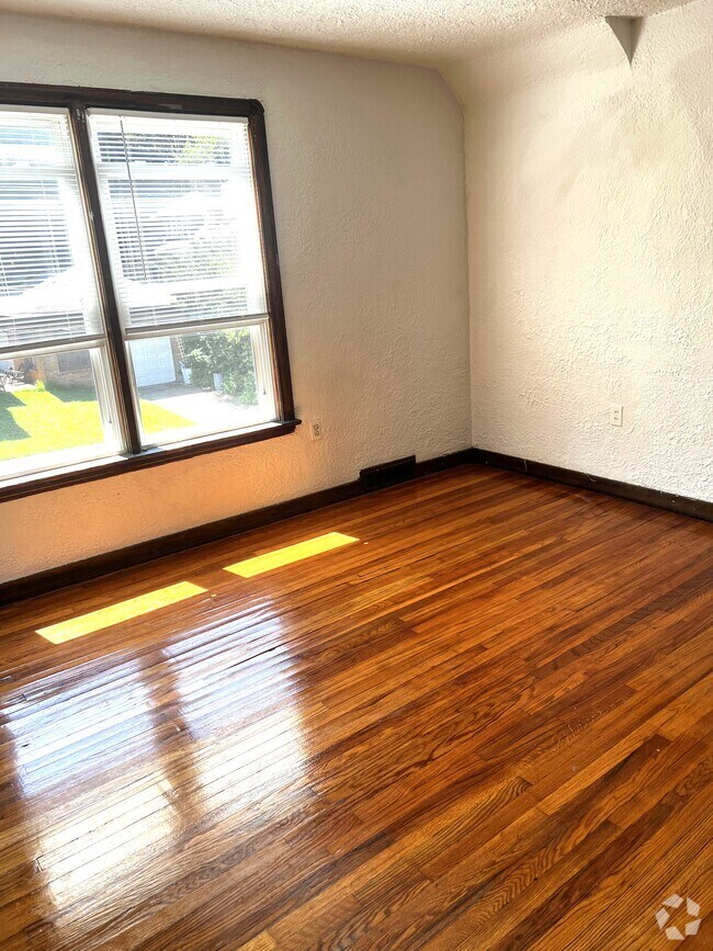 Building Photo - 923 Walnut St Unit 2 Rental
