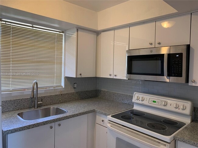 Building Photo - 1370 NE 119th St Unit 137003