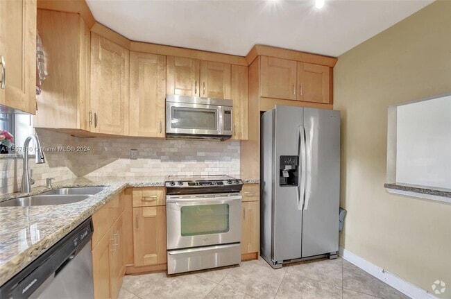 Building Photo - 9233 SW 8th St Rental