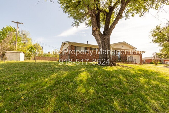Photo - 3 Bed 1.5 Bath in Great Midtown Location!