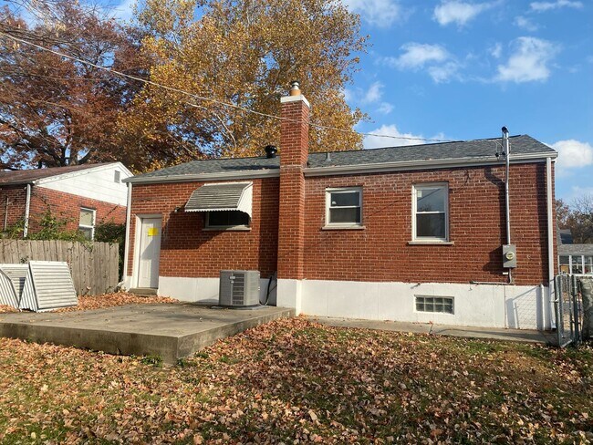 Photo - Welcome to this charming 2-bedroom, 1-bathroom house located in the desirable University City, MO