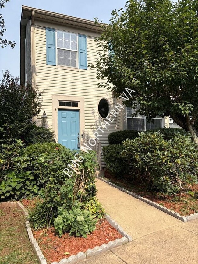 Building Photo - 10230 Magnolia Grove Dr