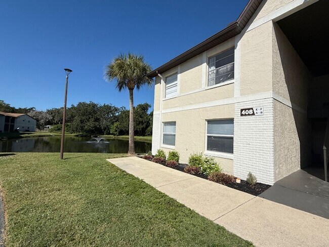 Building Photo - 2bedroom 2bath updated end Unit E
