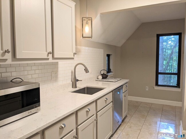 Building Photo - 44 Great Meadow Ln Unit 44