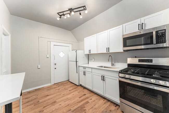 Building Photo - Charming 2 Bed 1.5 Bath in West Wash Park! Unit #3 Rental