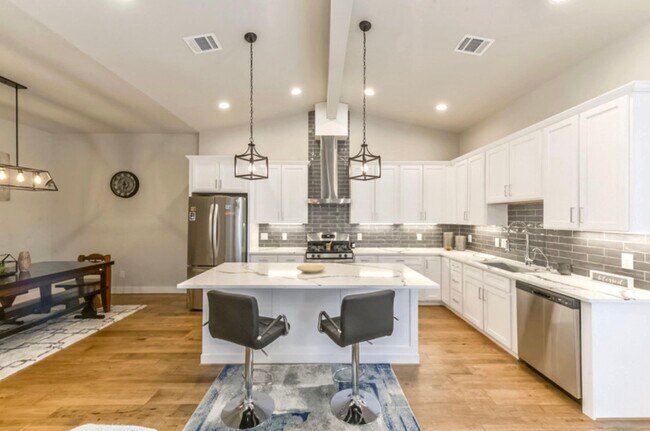 Photo - 823 Mansfield St