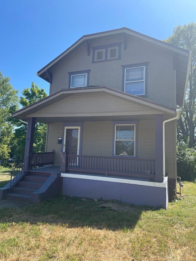 Building Photo - Large Single Family Home near Downtown Dayton