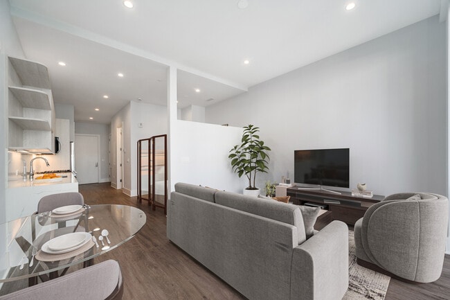 Photo - 812 W Adams St