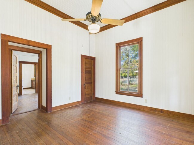 Photo - Charming & Authentic 1933 Cottage