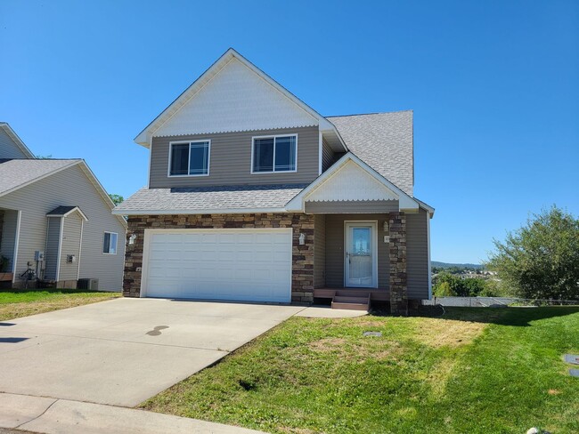 Building Photo - $2,300 -  3 Bed / 2.5 Bath Beautiful Spoka... Rental