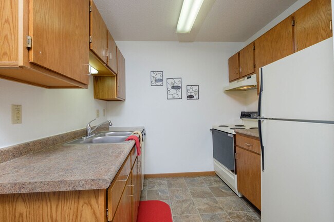 Fargo, ND Oak Court Apartments | Kitchen