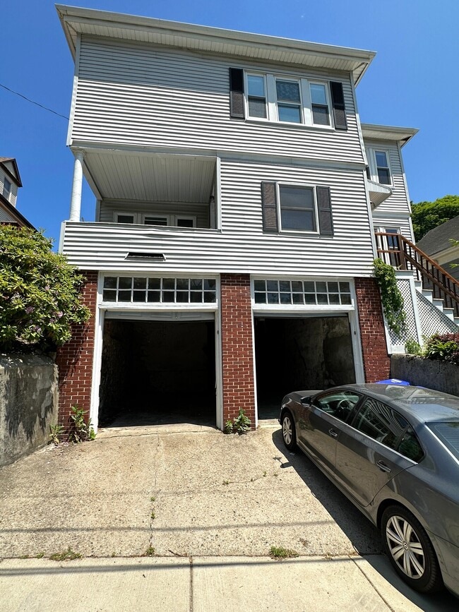 Building Photo - 9 Kenilworth St Unit 3 Beds 1 Bath Apartment