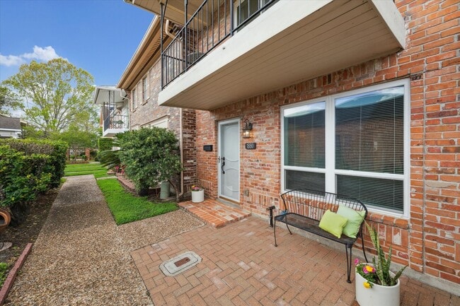 Photo - 1880 Saxony Ln