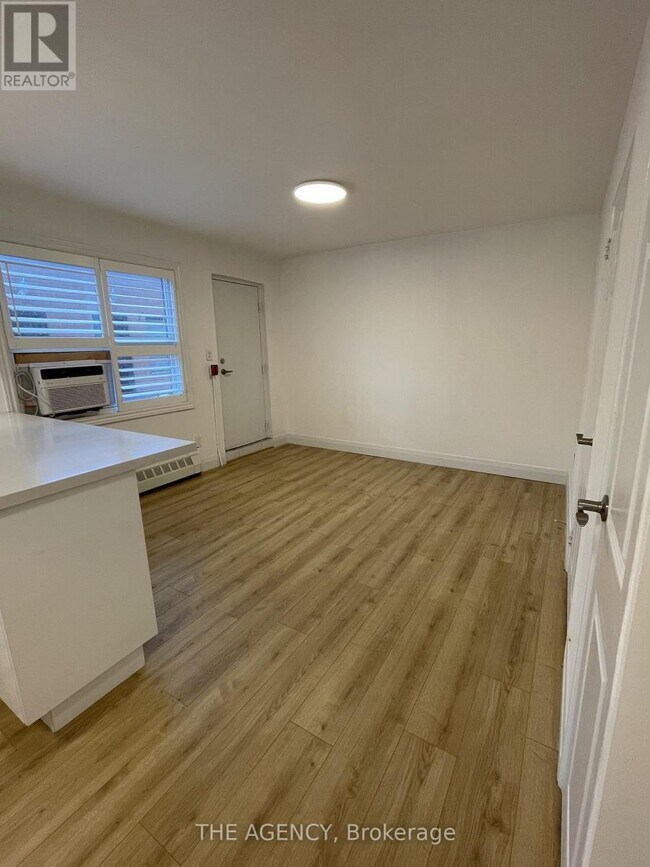 Photo - 2940 Dundas St W